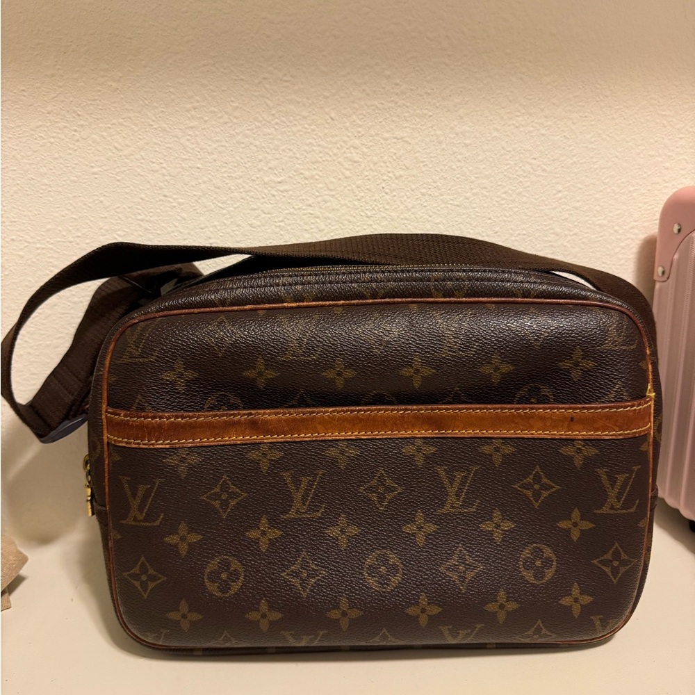 Authentic Louis Vuitton crossbody reporter bag